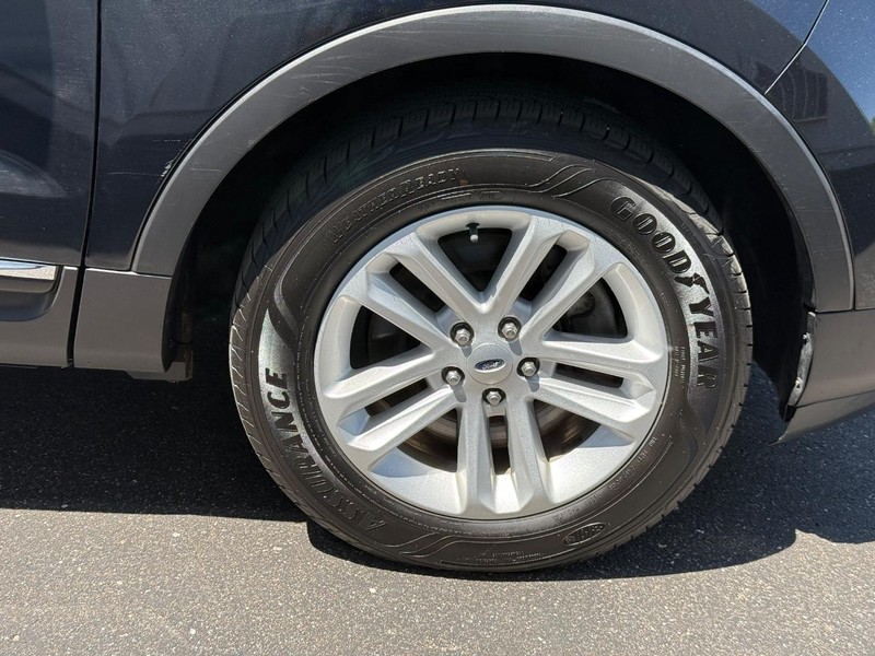 Ford Explorer Vehicle Full-screen Gallery Image 7