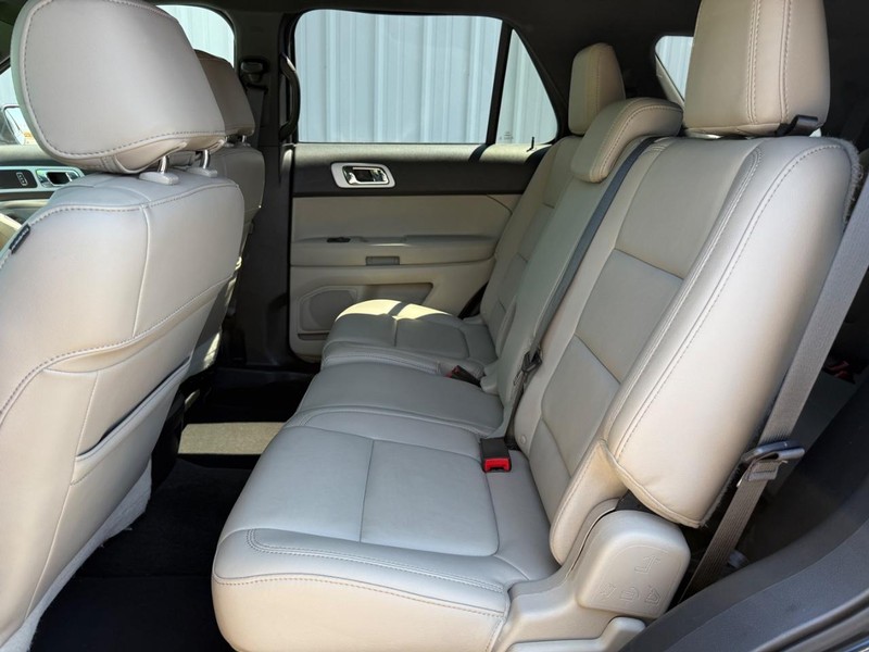 Ford Explorer Vehicle Full-screen Gallery Image 9