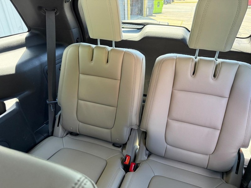Ford Explorer Vehicle Full-screen Gallery Image 10