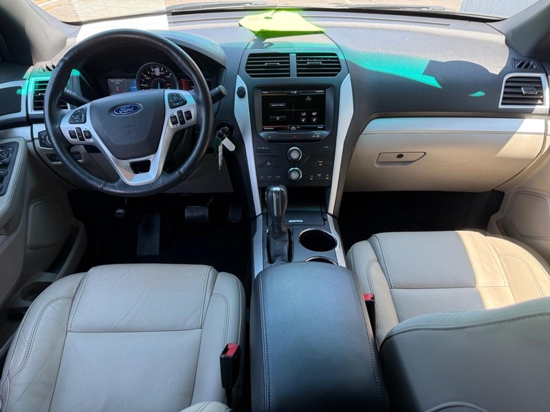 Ford Explorer Vehicle Full-screen Gallery Image 11