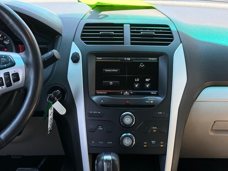 Ford Explorer Vehicle Full-screen Gallery Image 12