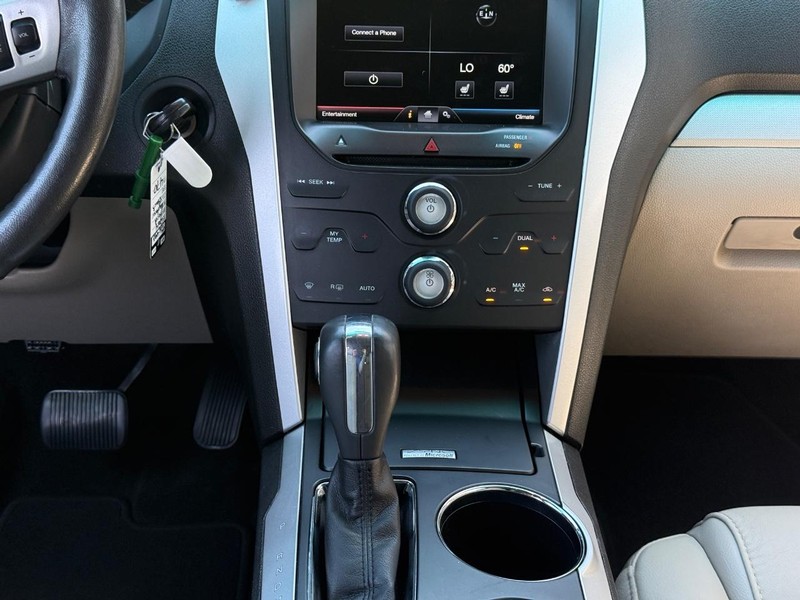 Ford Explorer Vehicle Full-screen Gallery Image 13