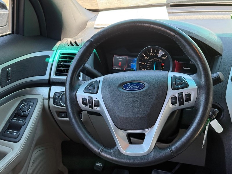 Ford Explorer Vehicle Full-screen Gallery Image 14