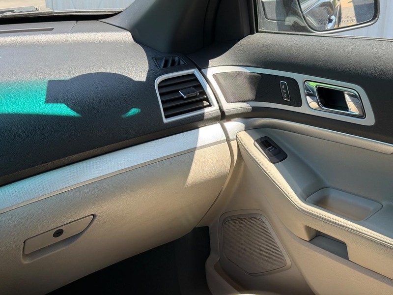 Ford Explorer Vehicle Full-screen Gallery Image 15
