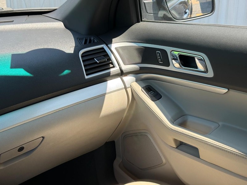 Ford Explorer Vehicle Full-screen Gallery Image 16