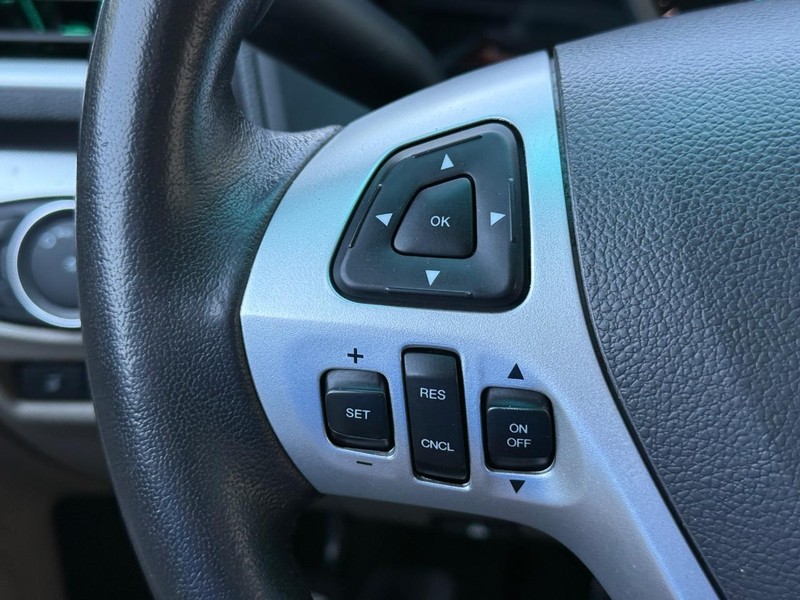 Ford Explorer Vehicle Full-screen Gallery Image 17