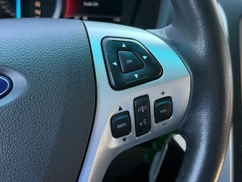 Ford Explorer Vehicle Full-screen Gallery Image 18