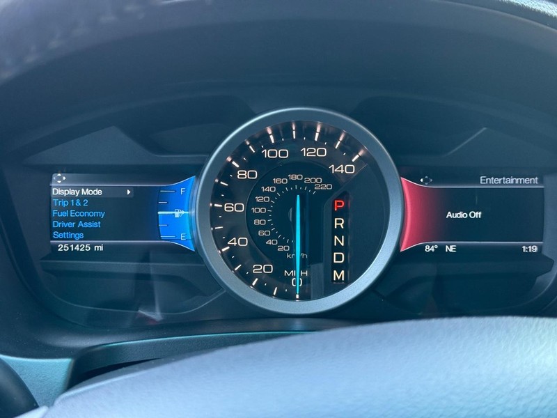 Ford Explorer Vehicle Full-screen Gallery Image 19