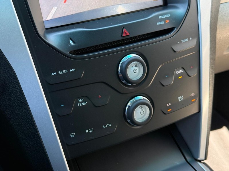 Ford Explorer Vehicle Full-screen Gallery Image 21