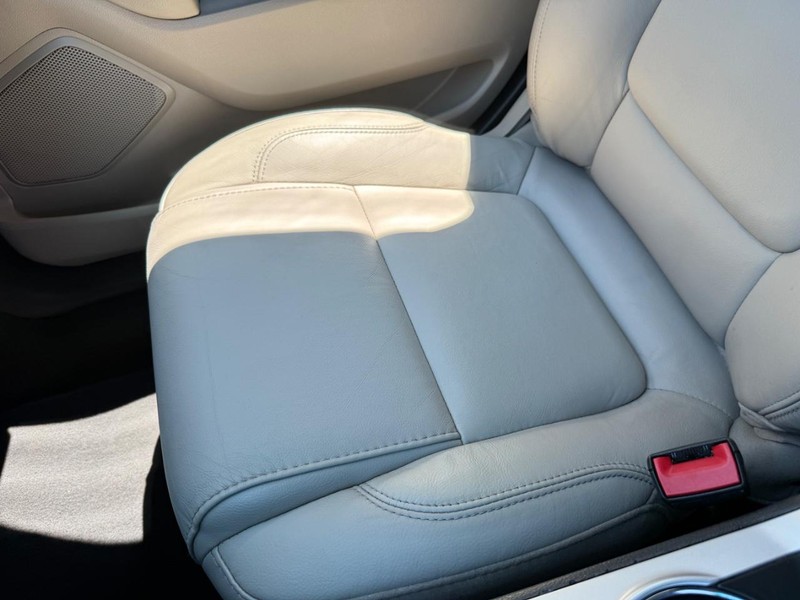 Ford Explorer Vehicle Full-screen Gallery Image 22