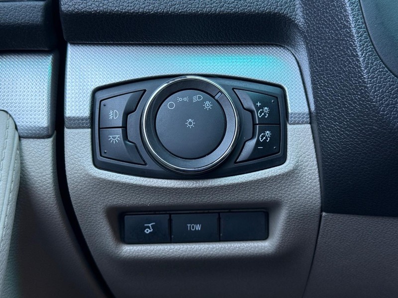 Ford Explorer Vehicle Full-screen Gallery Image 23
