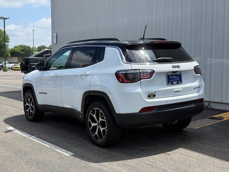 Jeep Compass Vehicle Full-screen Gallery Image 3
