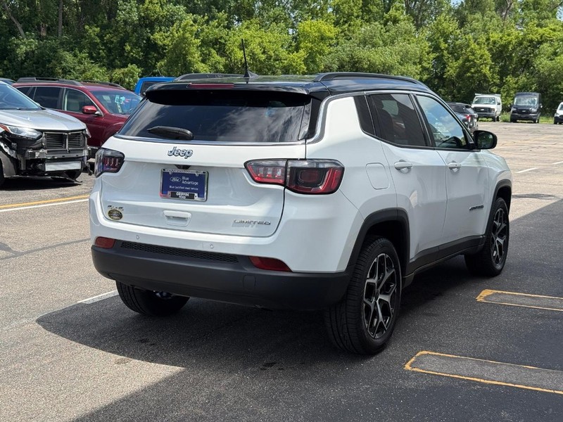 Jeep Compass Vehicle Full-screen Gallery Image 4