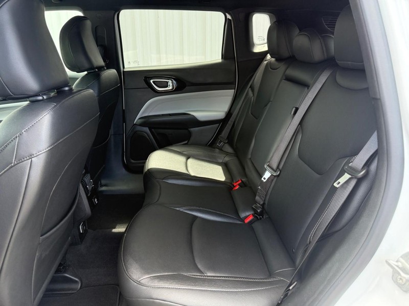 Jeep Compass Vehicle Full-screen Gallery Image 7