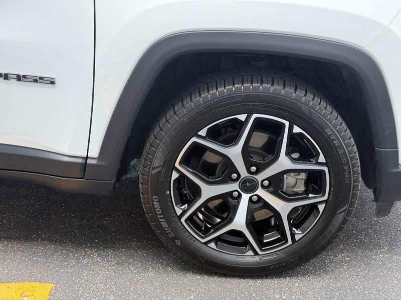 Jeep Compass Vehicle Full-screen Gallery Image 9