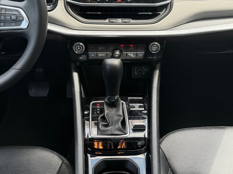 Jeep Compass Vehicle Full-screen Gallery Image 10