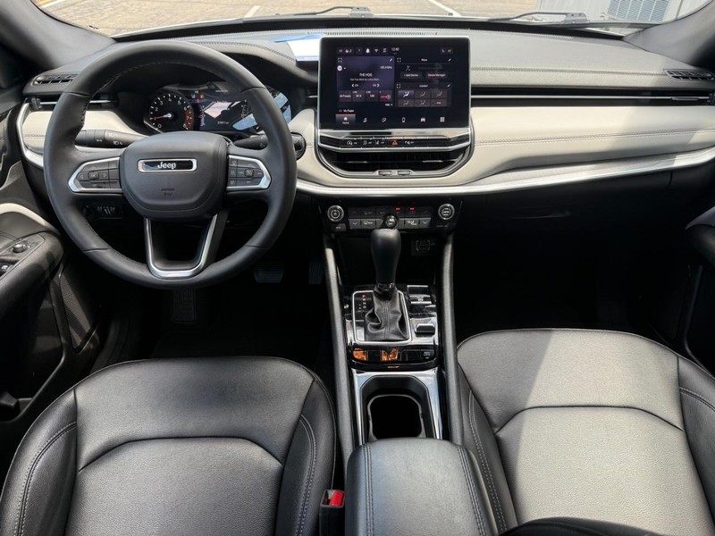 Jeep Compass Vehicle Full-screen Gallery Image 12