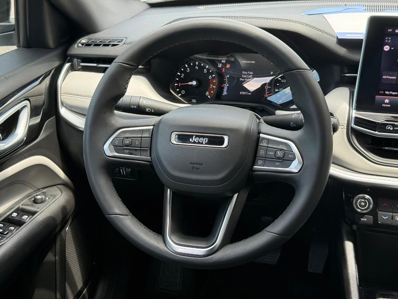 Jeep Compass Vehicle Full-screen Gallery Image 13