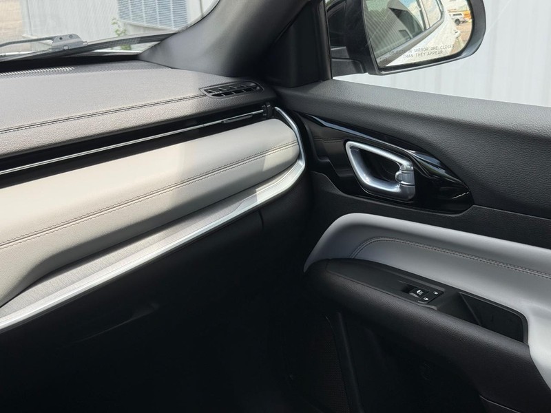 Jeep Compass Vehicle Full-screen Gallery Image 14