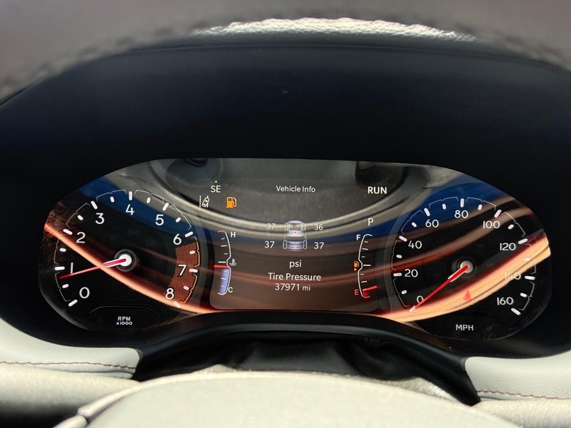 Jeep Compass Vehicle Full-screen Gallery Image 16