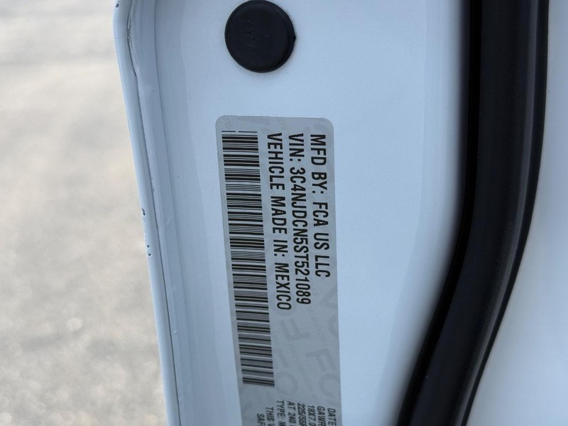 Jeep Compass Vehicle Full-screen Gallery Image 21