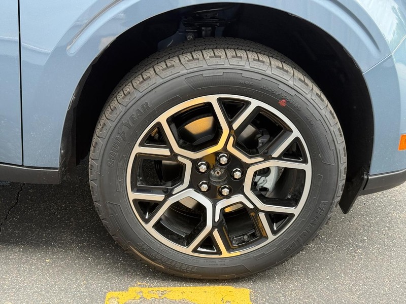 Ford Maverick Vehicle Full-screen Gallery Image 4