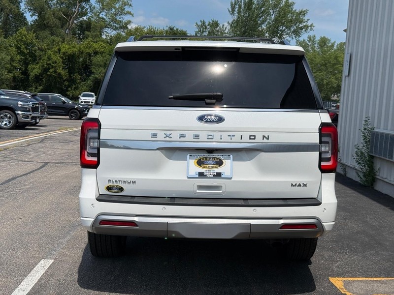 Ford Expedition Max Vehicle Full-screen Gallery Image 04