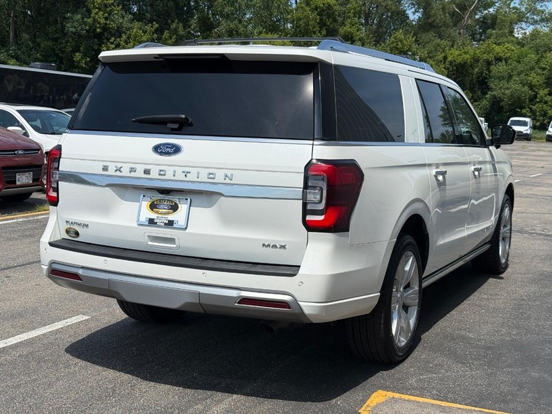 Ford Expedition Max Vehicle Full-screen Gallery Image 05