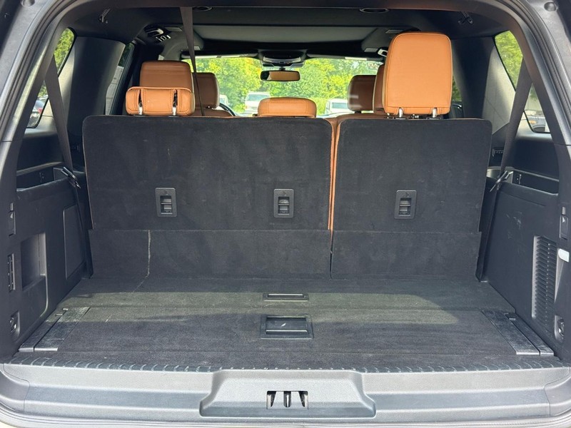 Ford Expedition Max Vehicle Full-screen Gallery Image 06