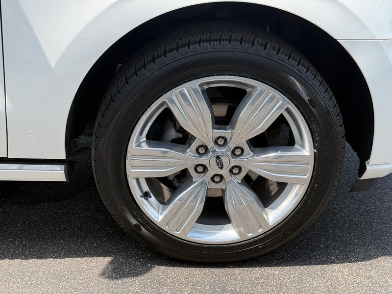 Ford Expedition Max Vehicle Full-screen Gallery Image 07