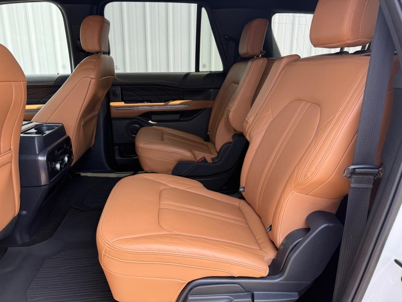 Ford Expedition Max Vehicle Full-screen Gallery Image 09