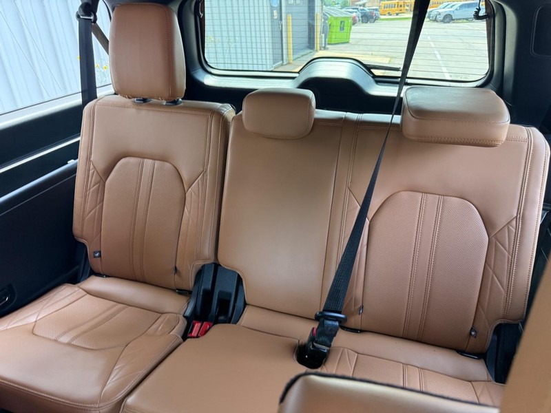 Ford Expedition Max Vehicle Full-screen Gallery Image 10
