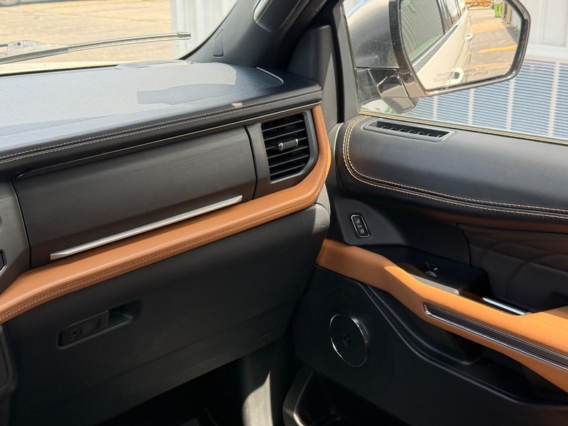 Ford Expedition Max Vehicle Full-screen Gallery Image 15