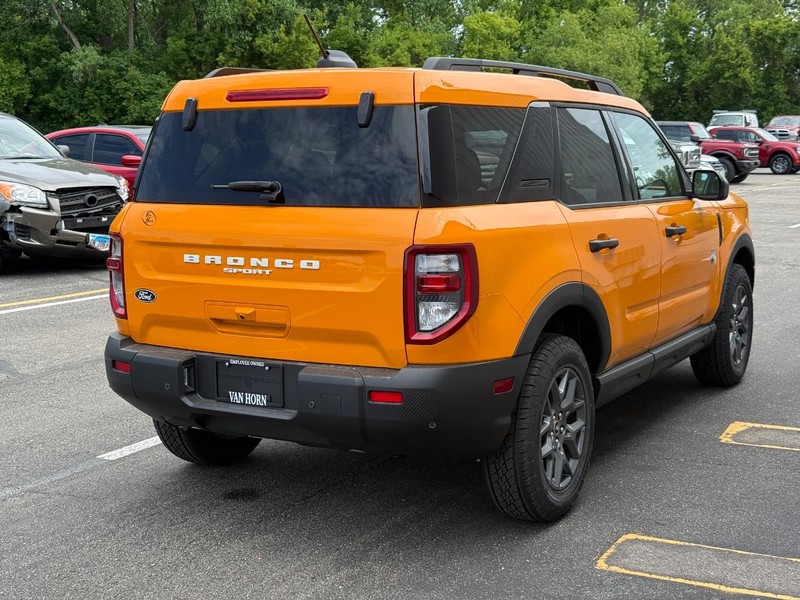 Ford Bronco Sport Vehicle Full-screen Gallery Image 3