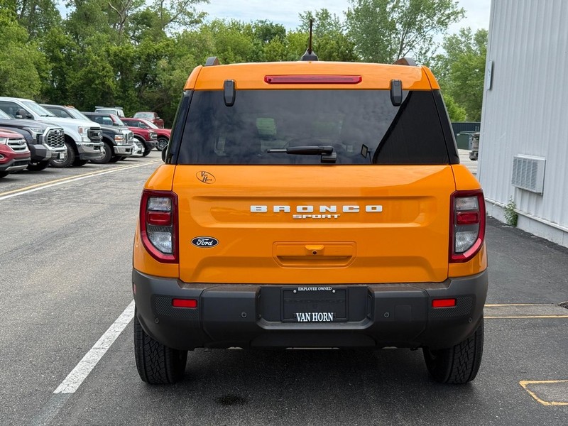 Ford Bronco Sport Vehicle Full-screen Gallery Image 4