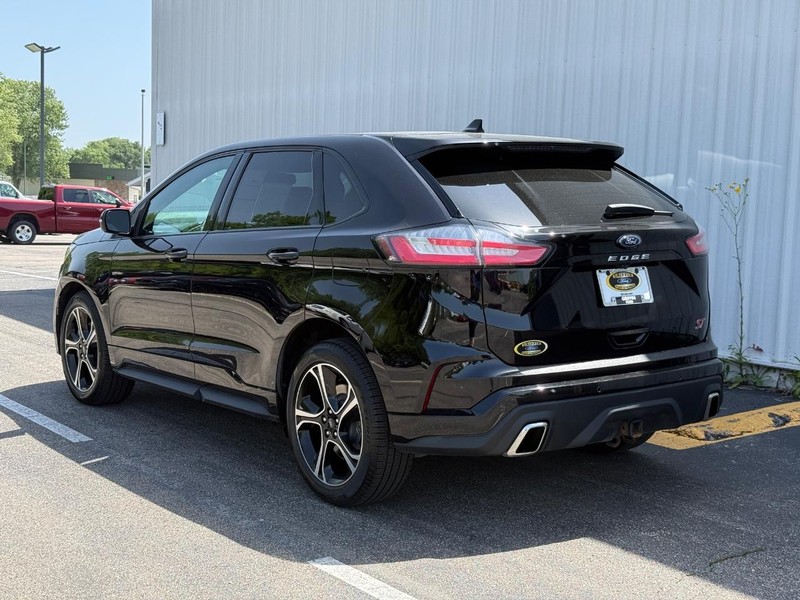 Ford Edge Vehicle Full-screen Gallery Image 3