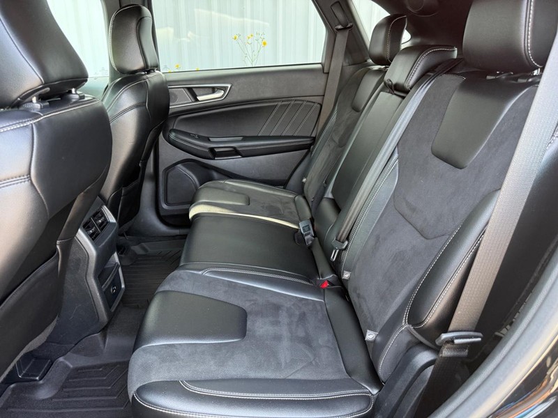 Ford Edge Vehicle Full-screen Gallery Image 9