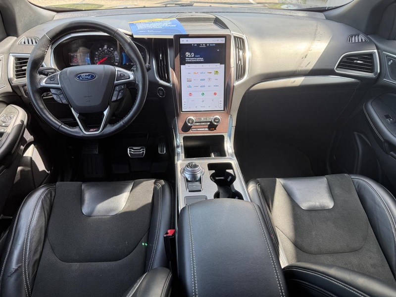Ford Edge Vehicle Full-screen Gallery Image 10