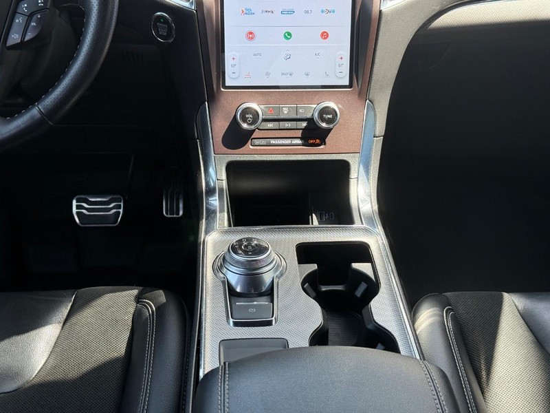 Ford Edge Vehicle Full-screen Gallery Image 12