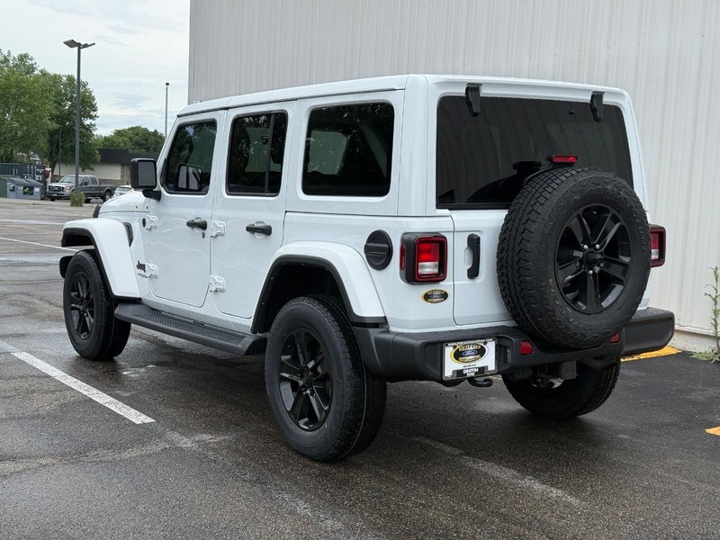 Jeep Wrangler Vehicle Full-screen Gallery Image 3
