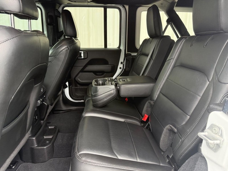 Jeep Wrangler Vehicle Full-screen Gallery Image 9