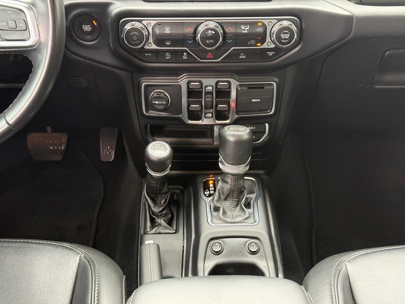 Jeep Wrangler Vehicle Full-screen Gallery Image 12