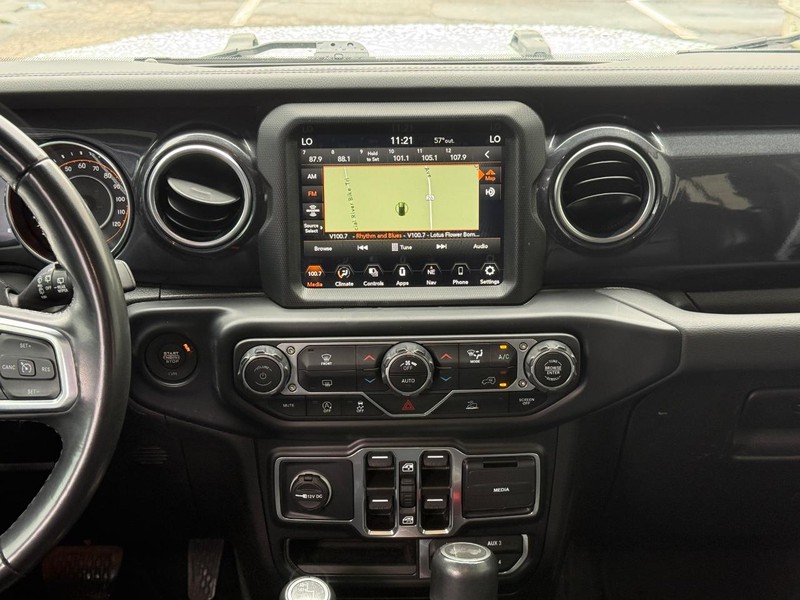 Jeep Wrangler Vehicle Full-screen Gallery Image 13