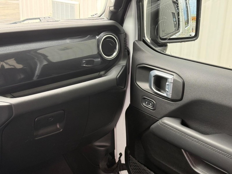 Jeep Wrangler Vehicle Full-screen Gallery Image 14
