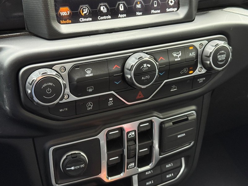 Jeep Wrangler Vehicle Full-screen Gallery Image 21