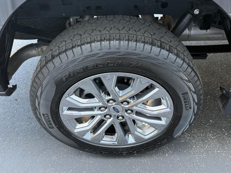 Ford F-150 Vehicle Full-screen Gallery Image 7