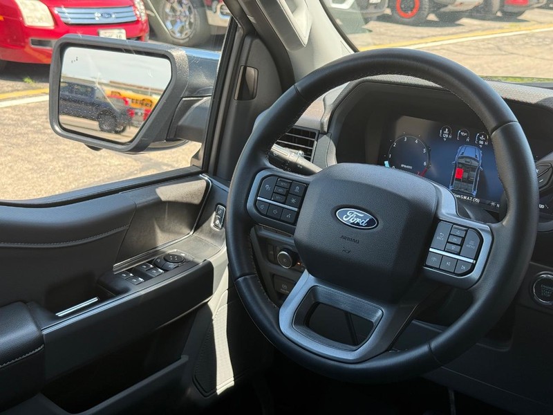 Ford F-150 Vehicle Full-screen Gallery Image 12