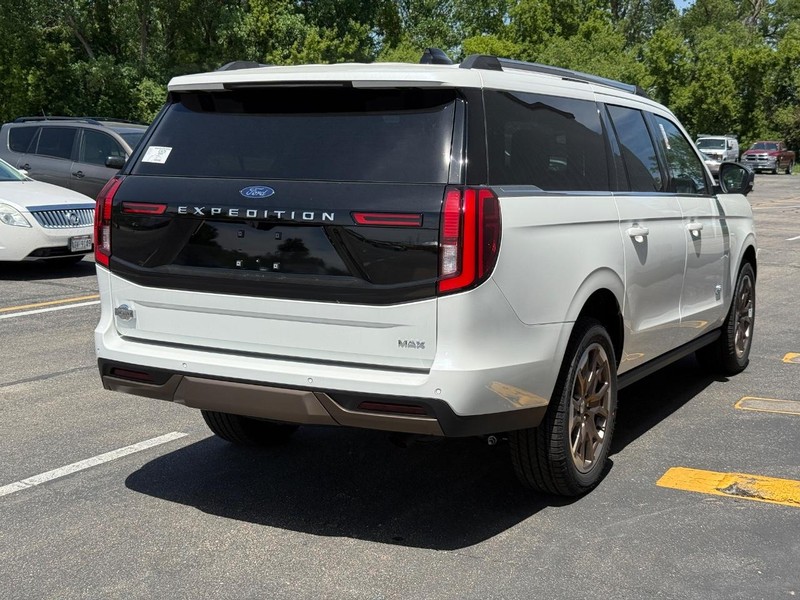 Ford Expedition Max Vehicle Full-screen Gallery Image 3