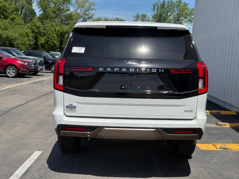 Ford Expedition Max Vehicle Full-screen Gallery Image 4