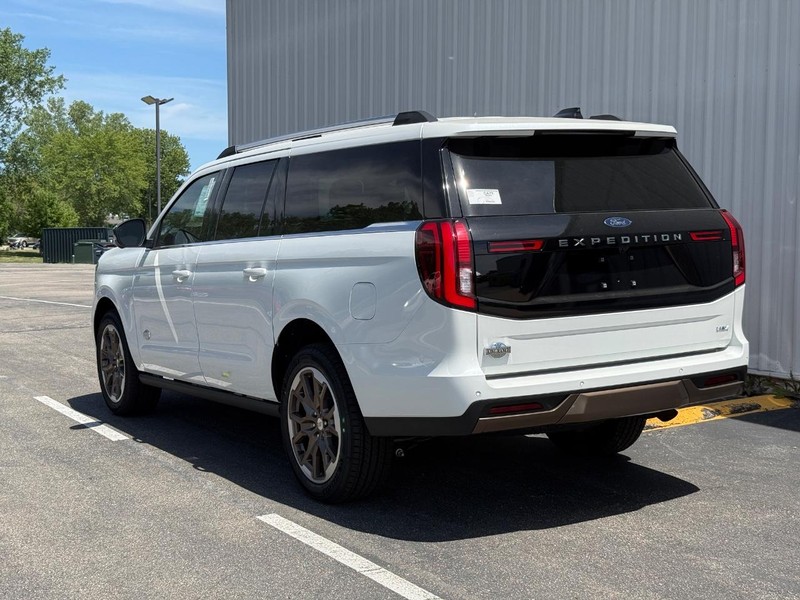 Ford Expedition Max Vehicle Full-screen Gallery Image 5